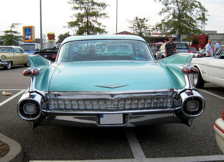 Cadillac_series_sixty_two_6window_hardtop_sedan_de_1959__Rencard_du_Burger_King__06