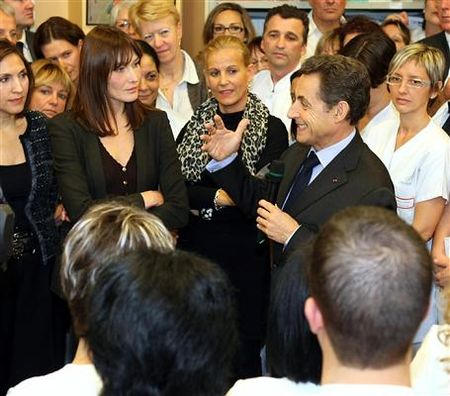 nicolas_sarkozy_et_son_epouse_ont_passe_hier_pres_d_une_heure_et_demi_a_l_hopital_d_avignon