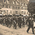 Quid de deux cartes photos présentant des défilés à Belfort ?