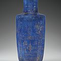 <b>Vase</b> <b>rouleau</b> en porcelaine bleu à décor poudré or, Dynastie Qing, Époque Kangxi (1662-1722)