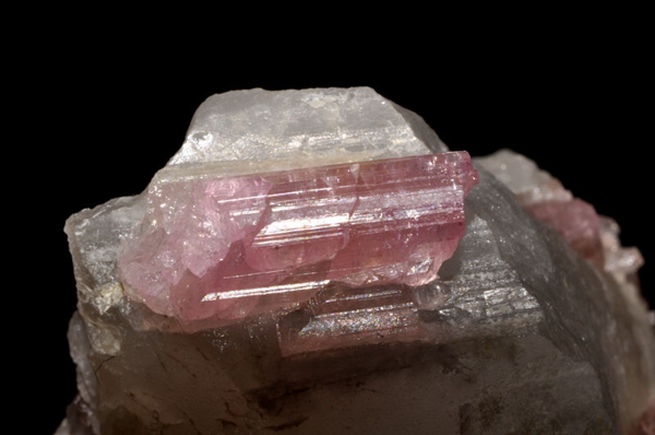 tourmaline rose sur quartz