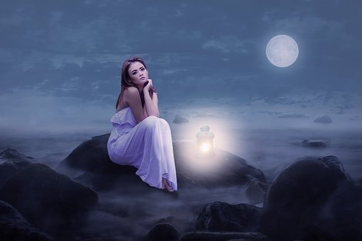 Anouchka - lune triste woman-2728727__340