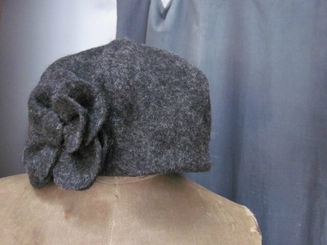 Chapeau AGATHE en laine bouillie gris anthracite avec fleur - doublure de lin noir (2)
