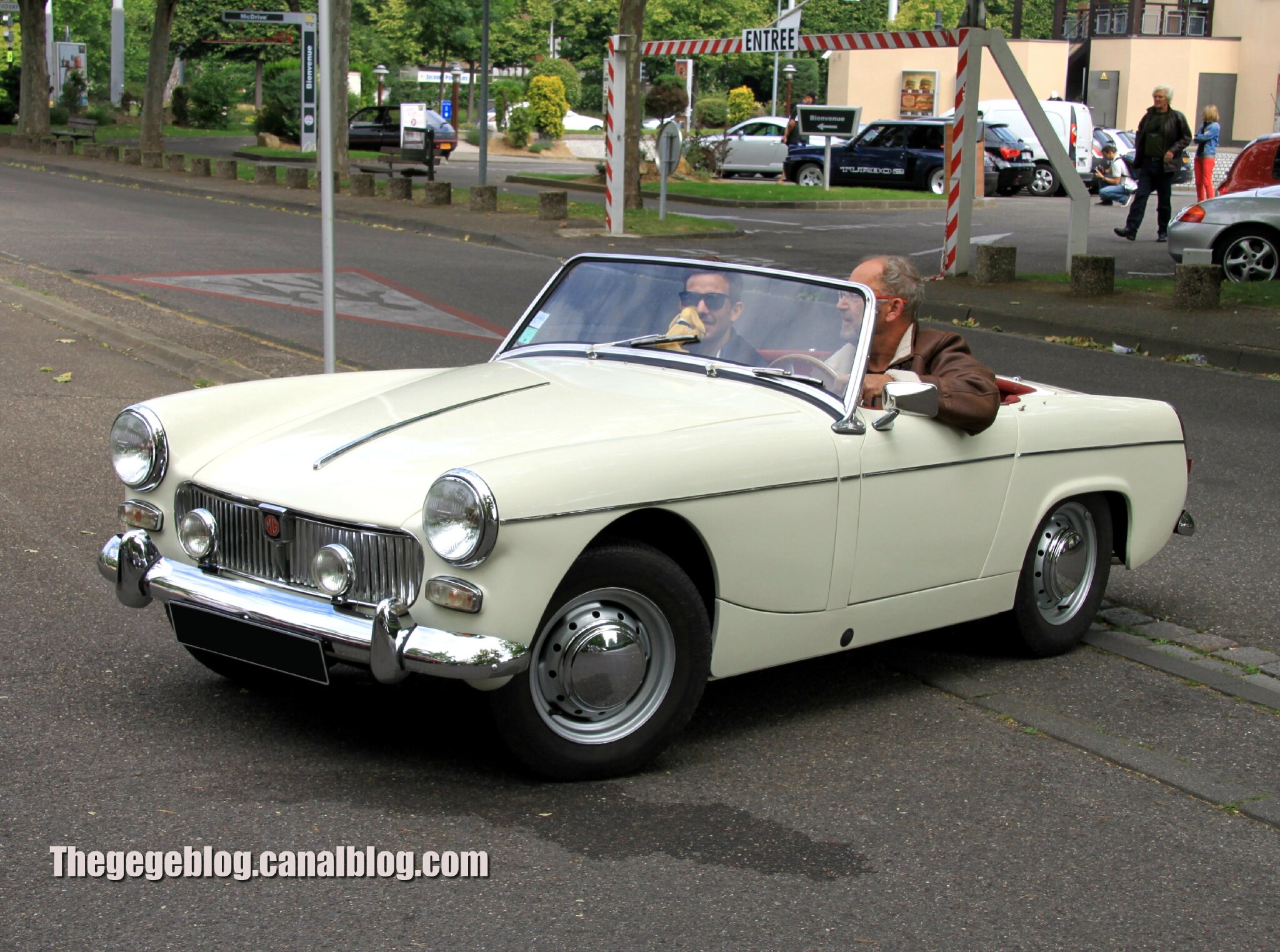 Mg midget convertible (Retrorencard juin 2014) 01