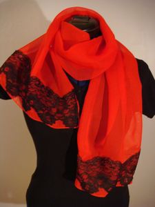 Foulard rouge et dentelle