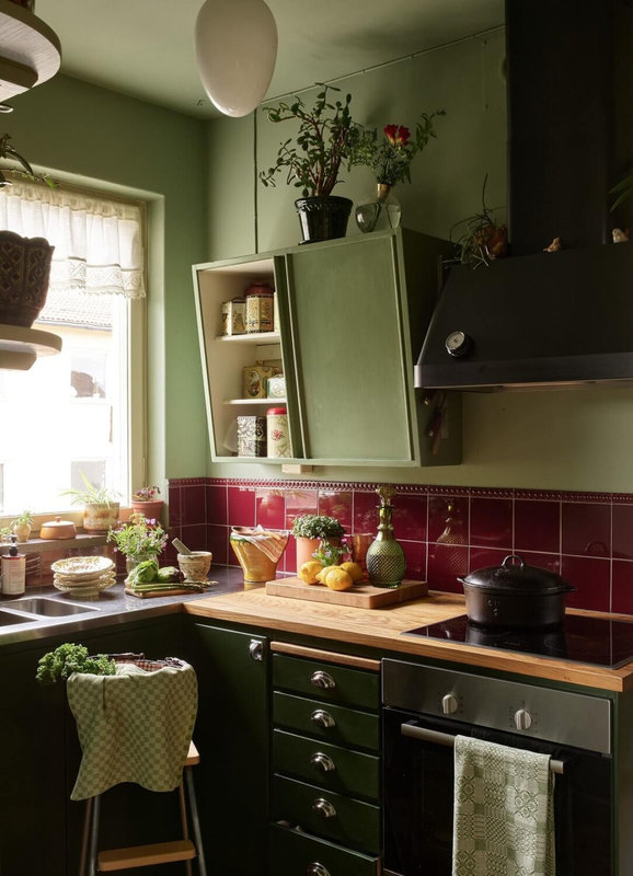 green-vintage-style-kitchen-burgundy-tiles-nordroom-1083x1500