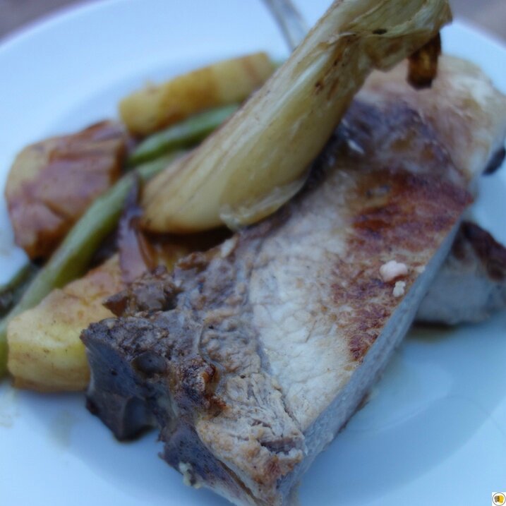 Côte de cochon basque kintoa - Jus au gingembre - Poivron, ananas, oignons