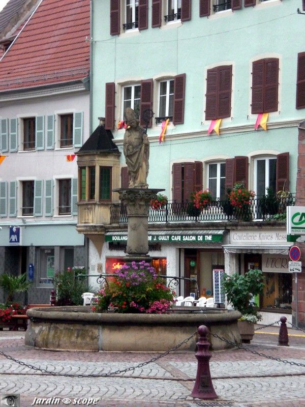 Place proche de la collègiale Saint-Thiébaut