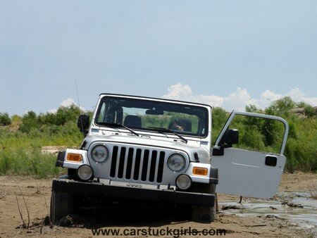 jeep_wrangler_girl_mud_stuck_016