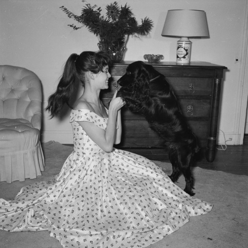 1955-chez_bb-par_gaston-robe_fleur-013-1