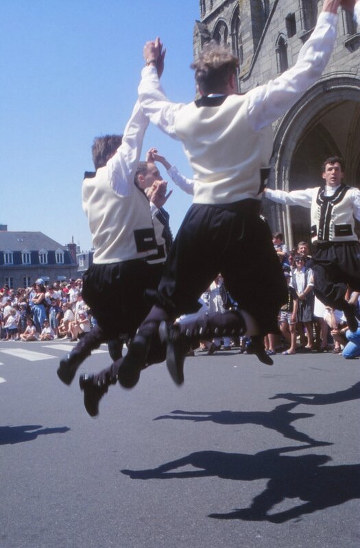 D 96 09 23 Saint-Pol de Léon - Défilé - Danseurs volants 2