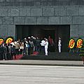 Mausolée Ho Chi Minh en rang par deux