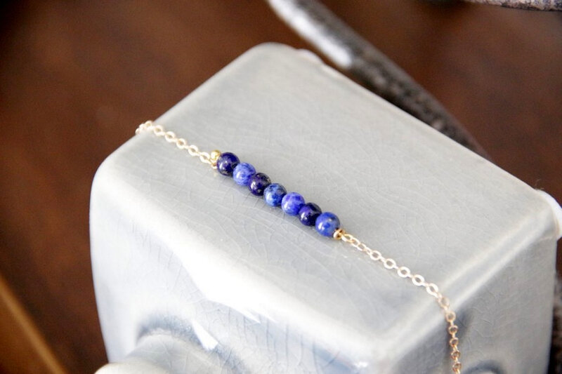 bracelet-sept-perles-lapis-lazuli-et-plaque-or-3