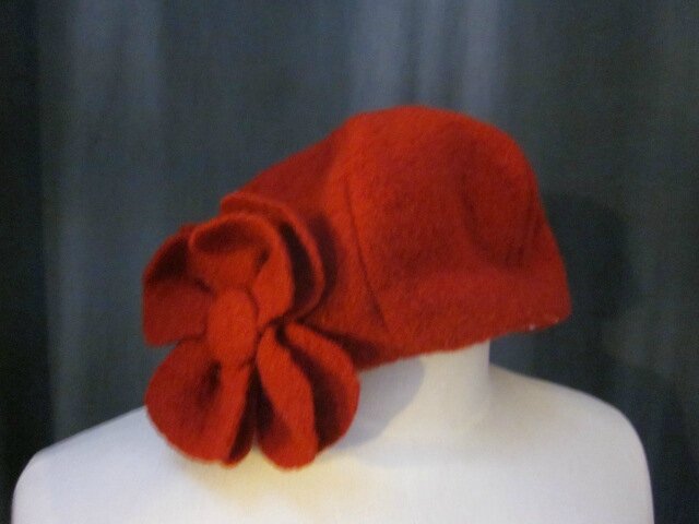 Chapeau Aglaé en laine bouillie rouge avec fleur - doublure coton rouge à pois blancs - taille 56 (2)