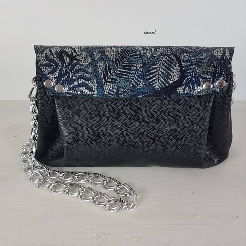 POCHETTE CUIR NOIR IMPRIME JAPONISANT CHAINE ARGENT DOS