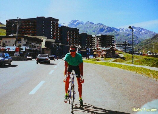 698) Montée à vélo jusqu'à Val Thorens (Savoie)