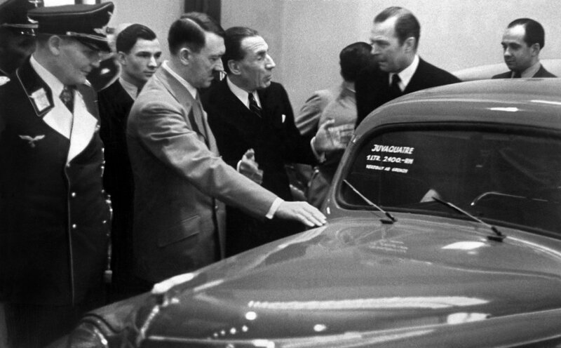 Louis Renault, Hitler et Goering en 1939 devant un véhicule Renault