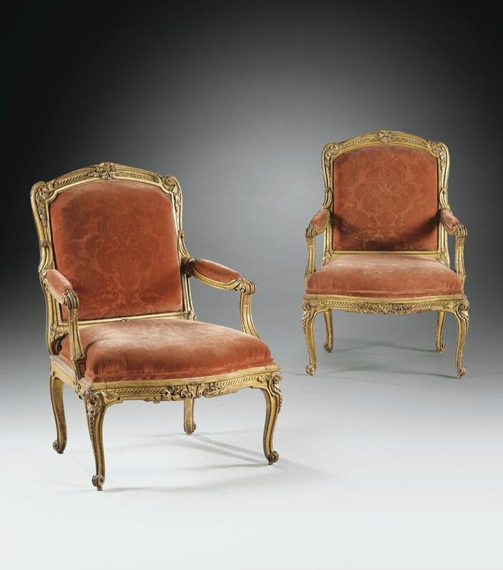 Exceptionnelle paire de fauteuils à châssis en bois sculpté et doré à la grecque à deux tons d’or d’époque Louis XV, vers 1765-1770