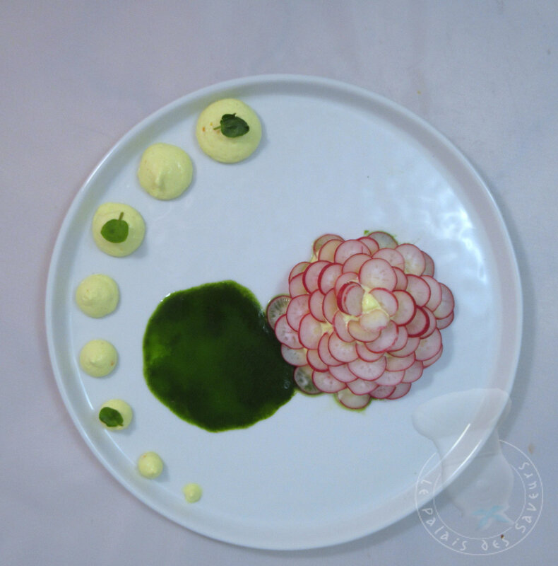 Fleur de radis, jus vert de blettes, chantilly à la moutarde et à l'orange