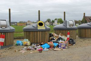 poubelles rue du Stade Saint-Martin-des-Champs mai 2013