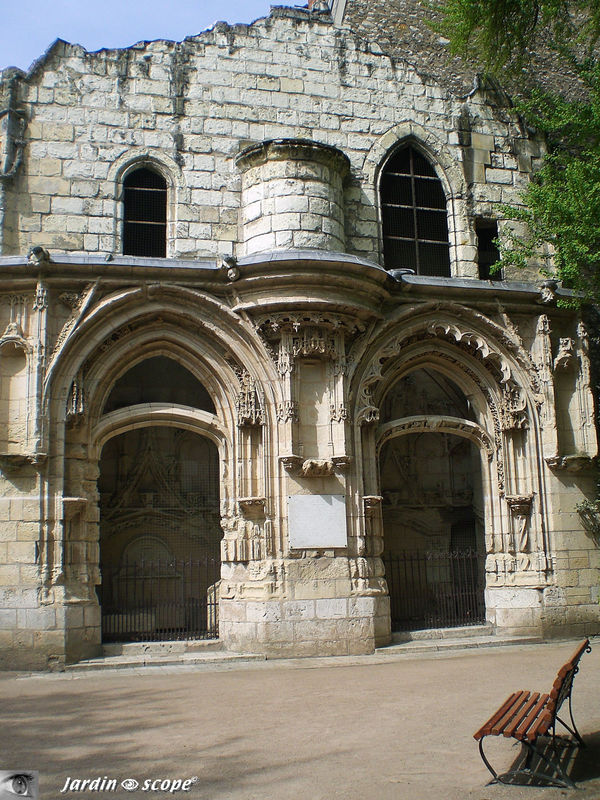 Les vestiges de la Chapelle Saint-Jacques (XVᵉ siècle) (Jardin Groslot)