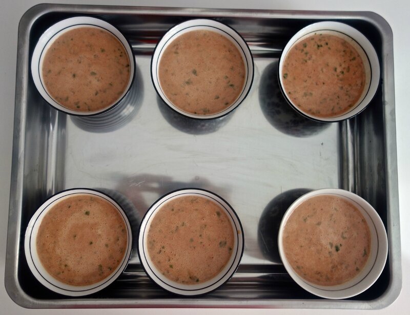 gâteaux de foies de volaille, quenelles, coulis de tomates