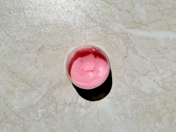 Le gommage à lèvres Pink sugar cotton candy de Bebe REVUE AVIS la princesse affreuse (2)