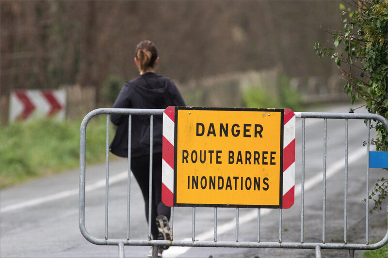 Niort crue Sèvre 030220 joggueuse panneau inondations ym