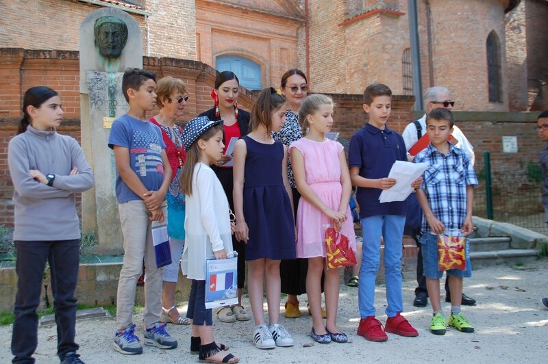 Achille Maestre prononce un discours de bienvenue