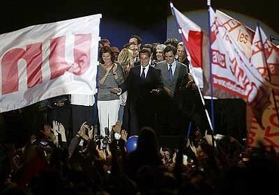 Sarkozy_comemora_vit_ria_presidencial_com_seus_eleitores_em_Paris
