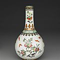 Vase en forme de vésicule <b>biliaire</b> à décor de fruits auspicieux, Chine, Règne de Qianlong