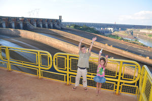 zo__et_timo_devant_le_barrage_d_Itaipu