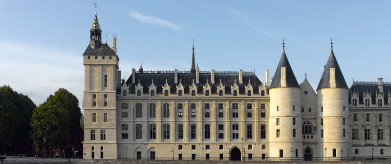 c7b0eb48445f-Conciergerie-credit-Caroline-Rose-1920-x-807 (1)