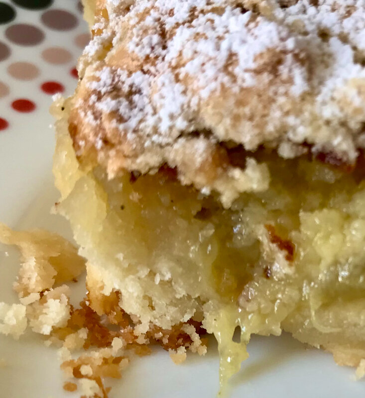 tarte à la rhubarbe macaronnée