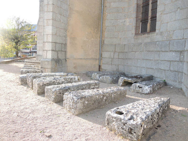 Quarré-les-Tombes, église, sarcophages