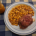 Jarrets de porc confits et haricots blancs au basilic avec chutney de mangues