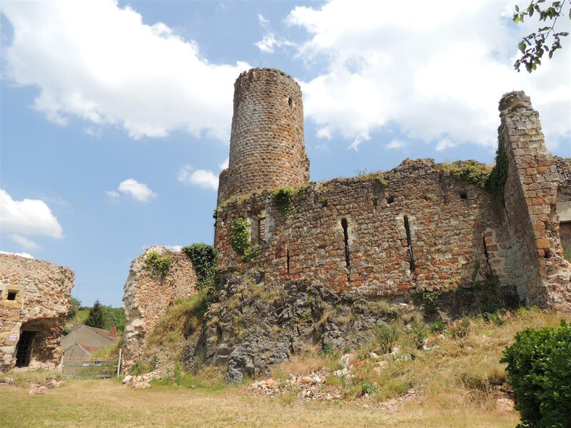 Vestiges du château médiéval du Xème et XIVème siècle