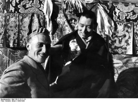 Bundesarchiv_Bild_135_S_13_11_15__Tibetexpedition__Regent_von_Tibet_mit_Beger