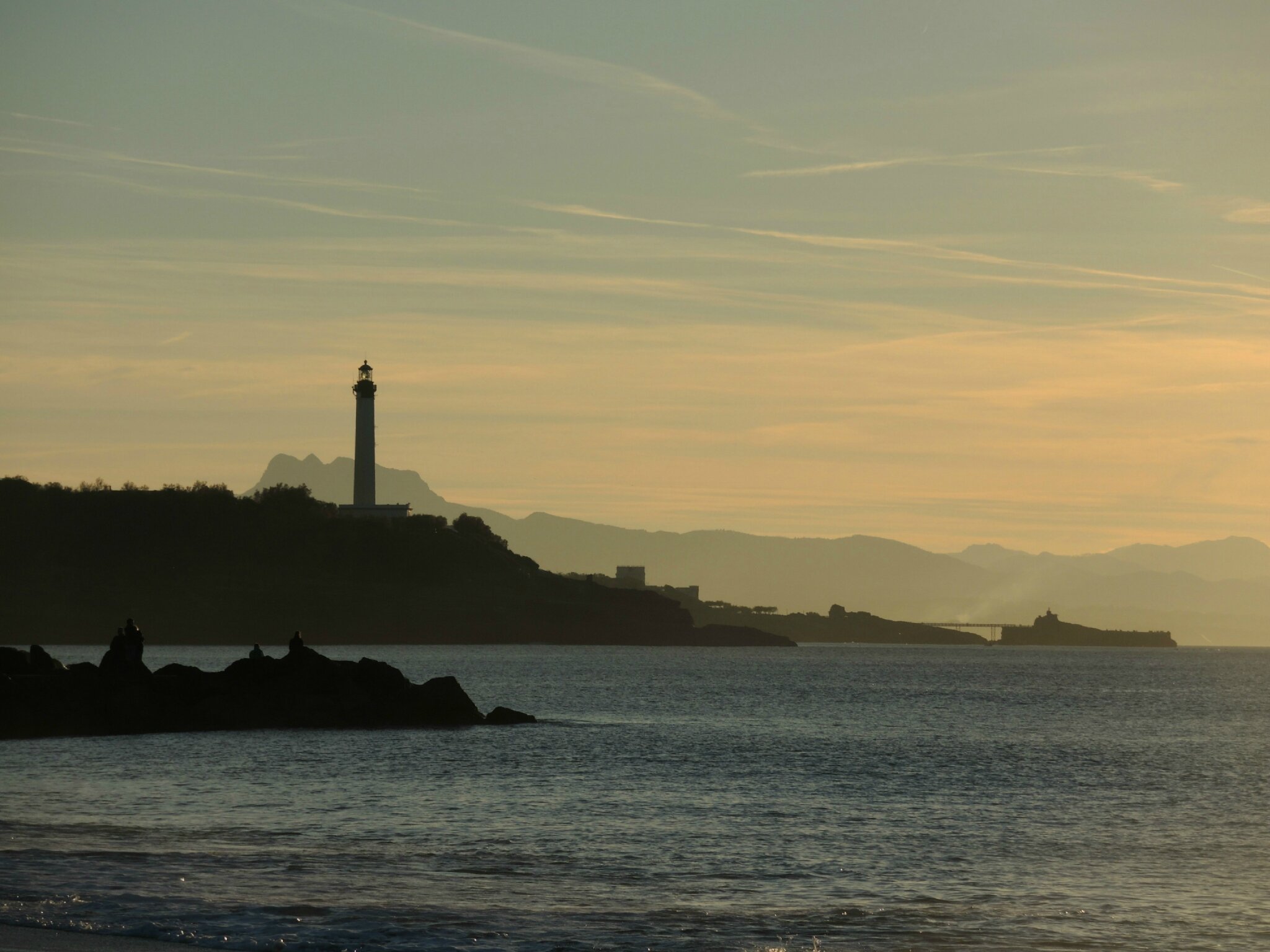 Anglet, plage de Marinella, vue sur le phare de Biarritz et rocher de la Vierge, décembre (64)