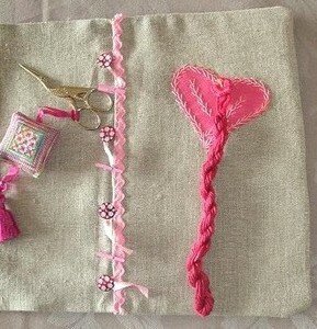 POCHETTE_SOIE_FILS_ATTACHES_A_COEUR