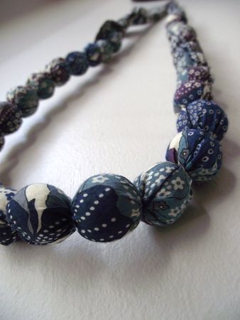 Détail collier liberty bleu mauvey