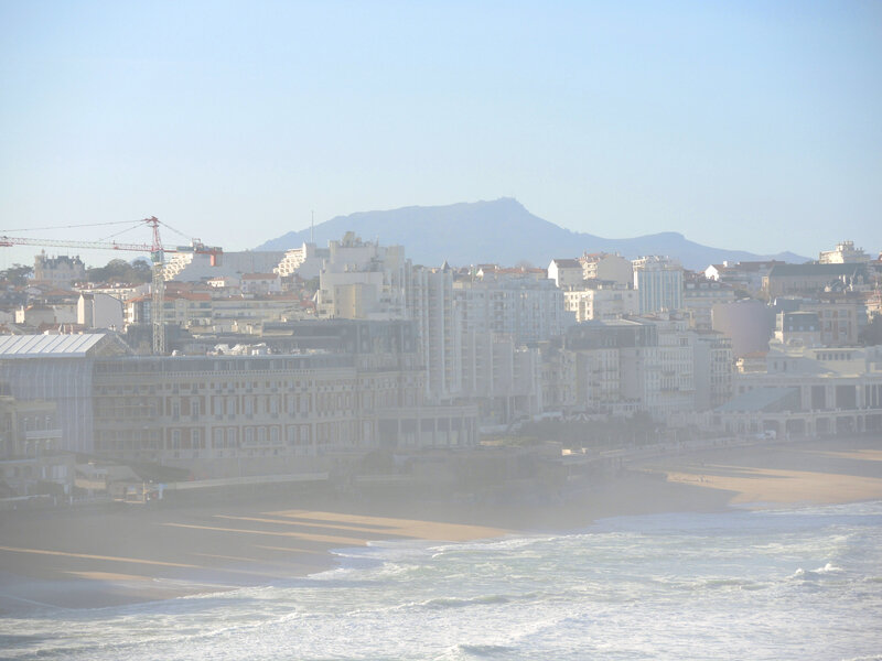 Biarritz, dans la brume iodée, immeubles et Rhune (64)