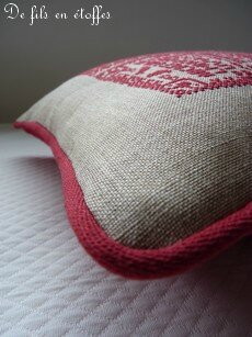 Coussin brodé rouge 7