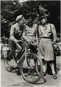 Élégantes à vélo, juillet 1941