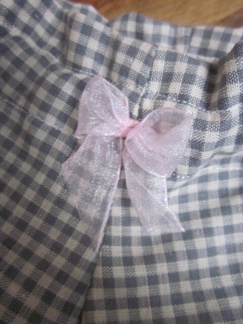 Culotte BIANCA en coton vichy gris - Coton vichy gris et coton uni beige dans le dos - noeud de mousseline rose devant et sur les fesses (3)