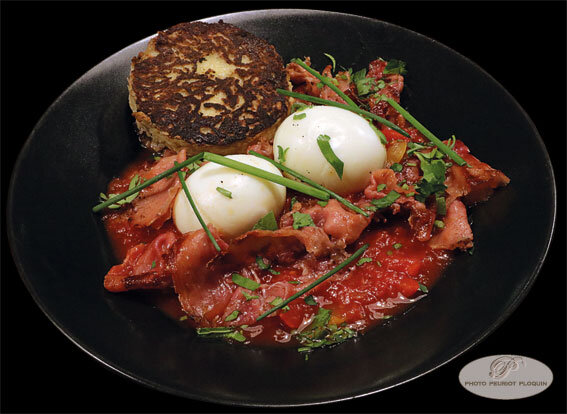 OEUF_jambon_piperade_rosti_de_pommes_de_terre_Au_Pti_Bistro_a_Bayonne