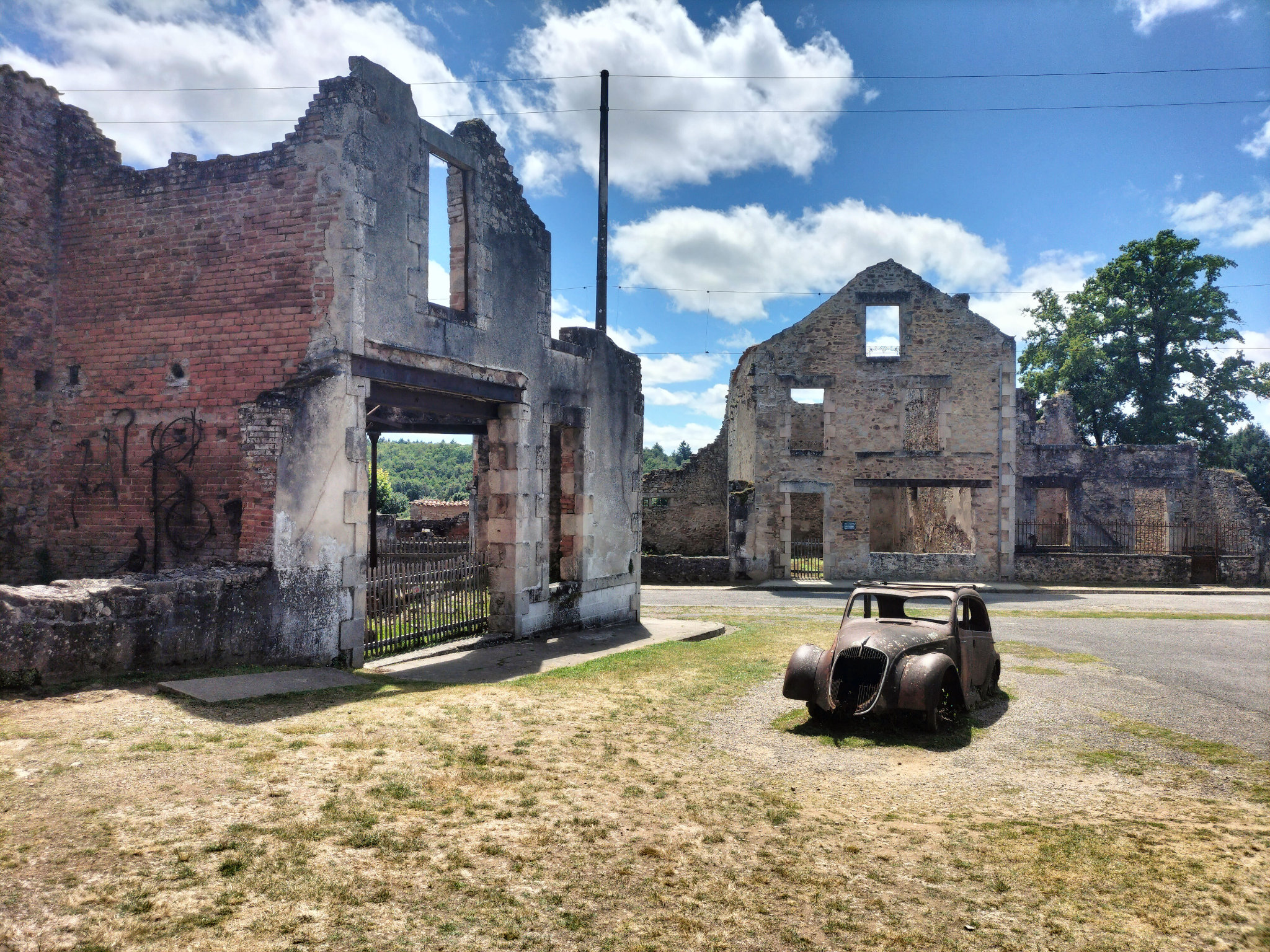 Oradour-sur-Glane, village martyr, la place, voiture (87)