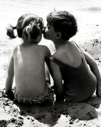 PL126_Kids_Kissing_Posters