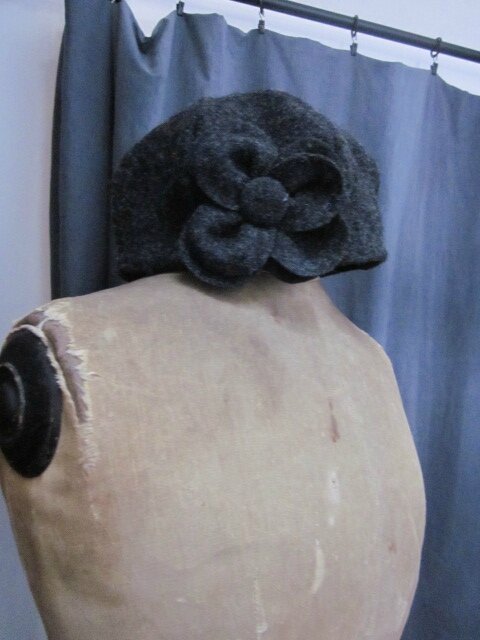 Chapeau AGATHE en laine bouillie gris anthracite avec fleur - doublure de lin noir (3)