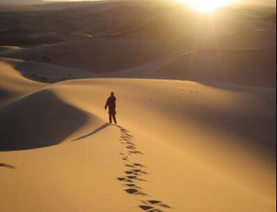 رجل وحيد في الصحراء